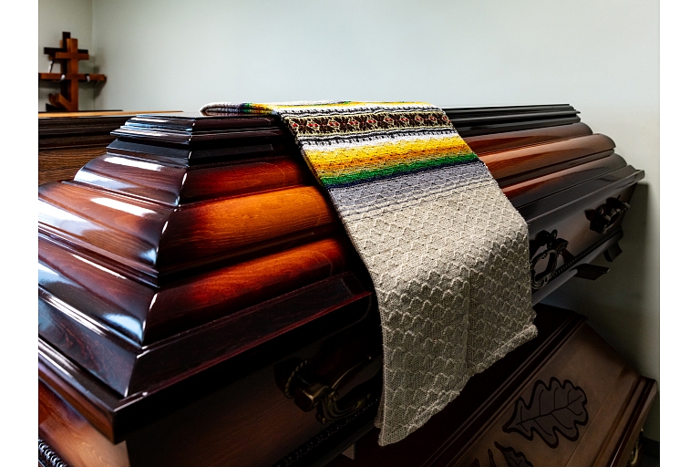 Apbedīšanas piederumi, zārks